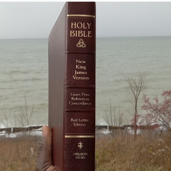 Nelson Giant print NKJV Bible - Picture 2 of 7